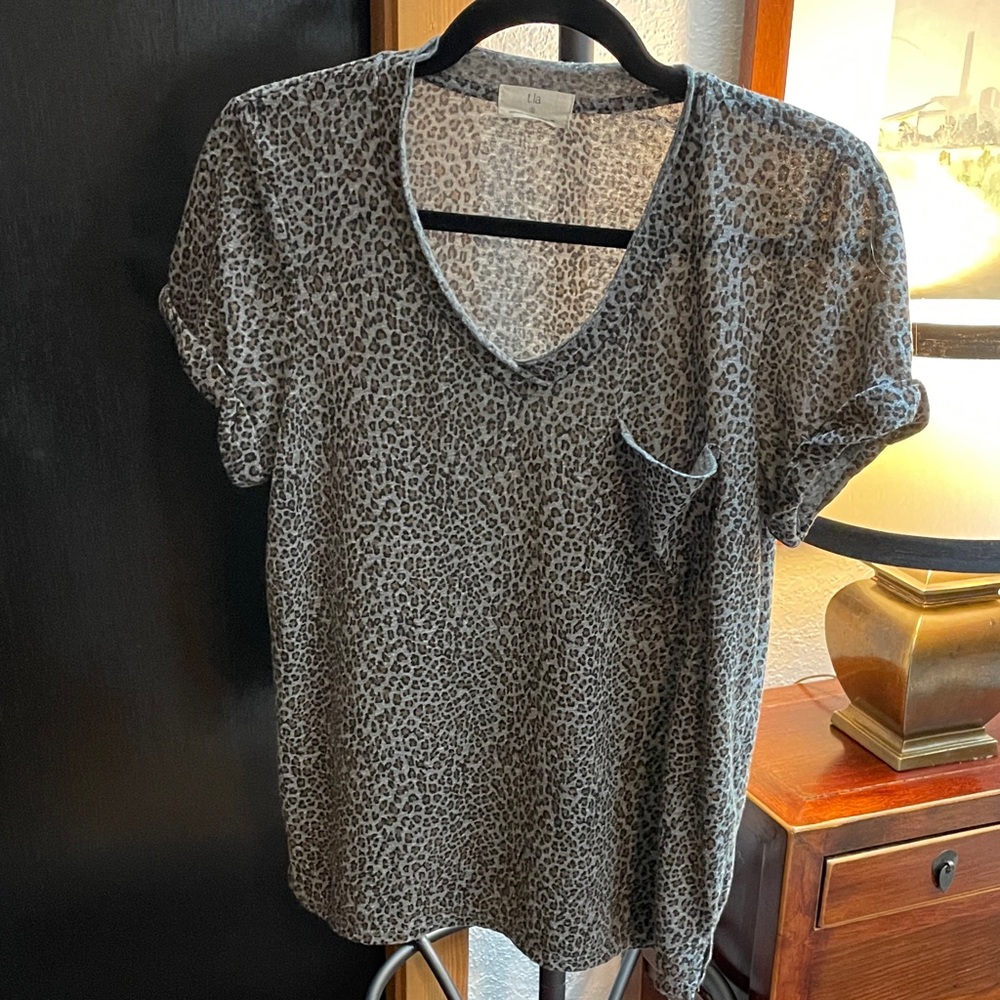 ANTHROPOLOGIE V-Neck Pocket Tee - Gray Leopard Print size S
